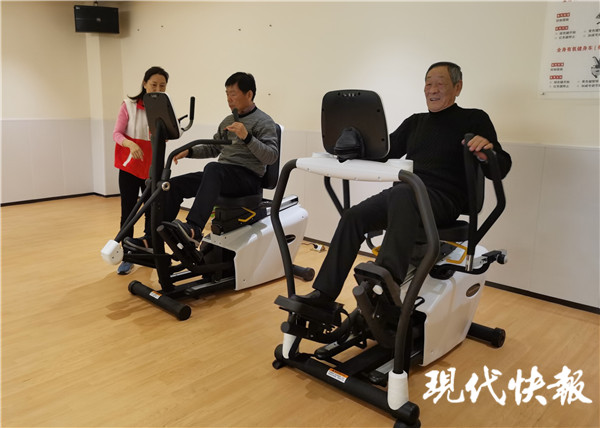 宝马娱乐在线电子游戏59元一个月！探访南京老年人专属健身房器材齐全还有专人指导(图1)