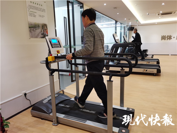 宝马娱乐在线电子游戏59元一个月！探访南京老年人专属健身房器材齐全还有专人指导(图2)